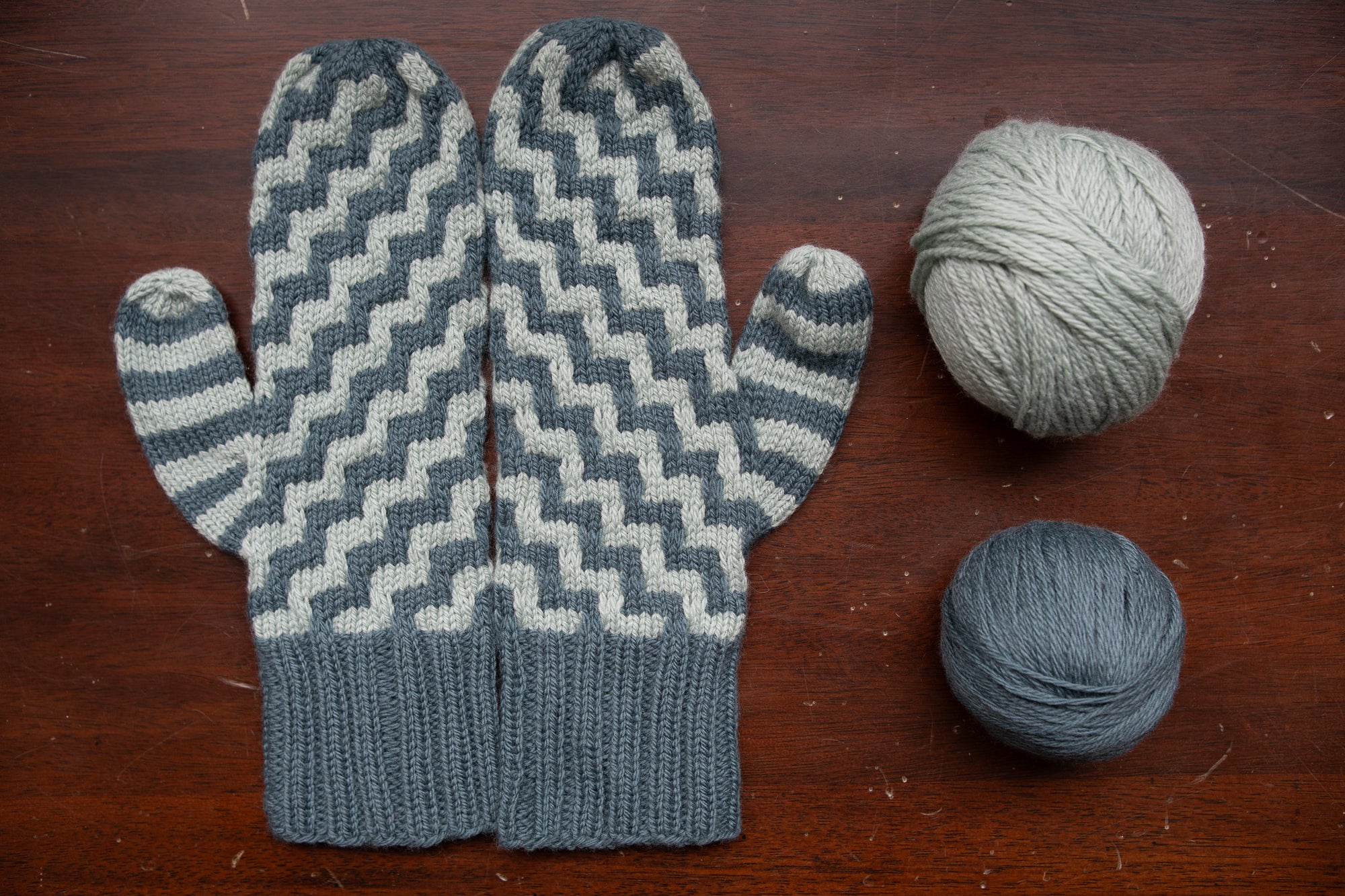 Contrast Blast Mittens