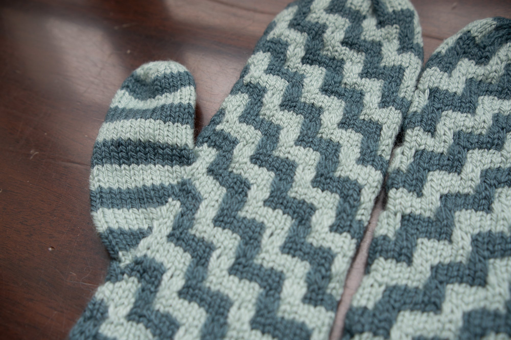 Contrast Blast Mittens